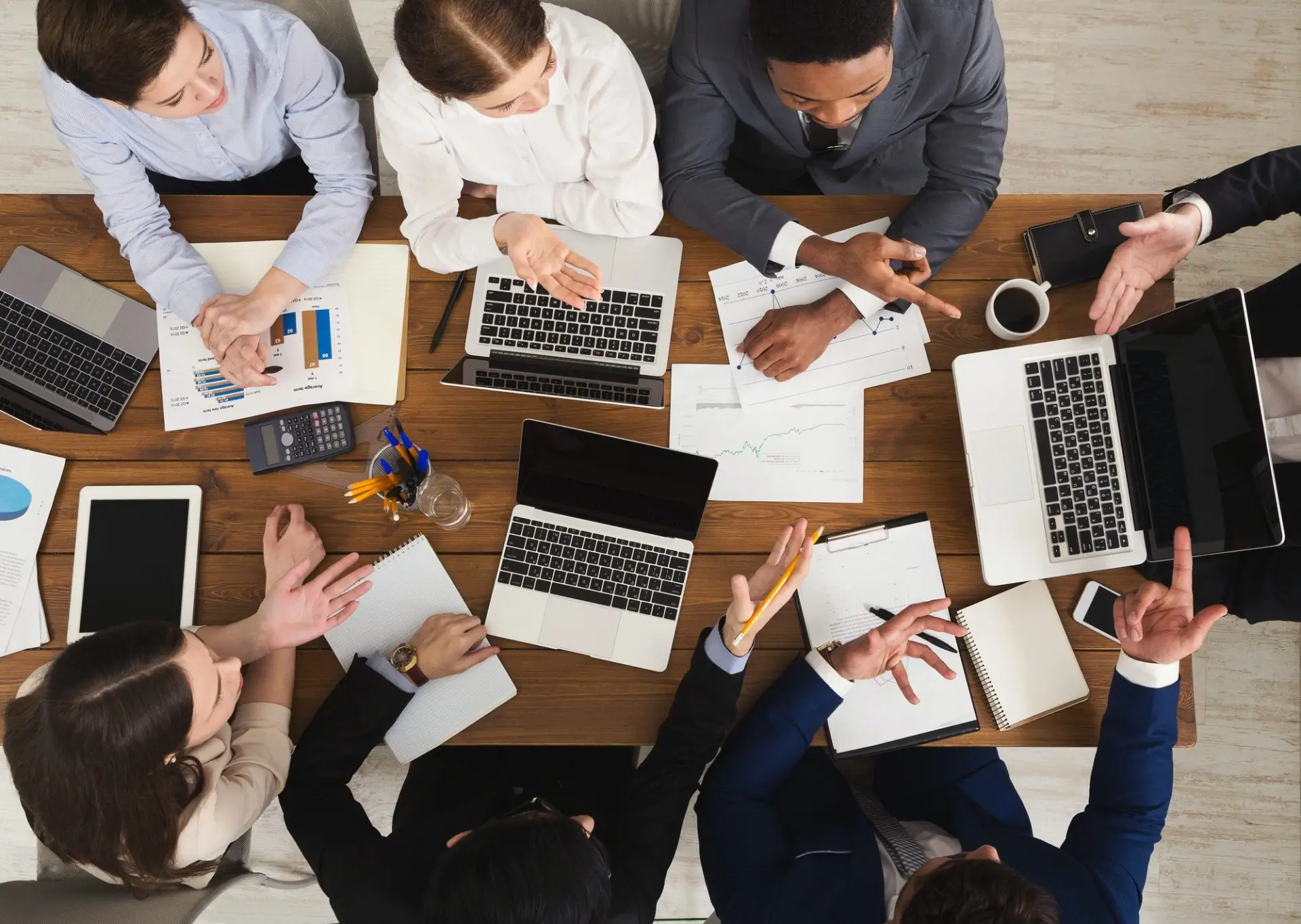 Business people meeting in office top view e1616121968371 1